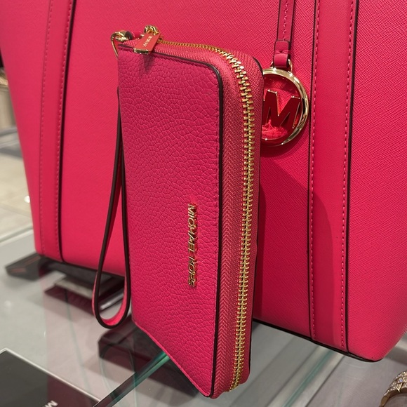 MICHAEL KORS LARGE FLAT MULTIFUNCTION PHONE CASE WALLET WRISTLET 
ELECTRIC PINK - Picture 13 of 16